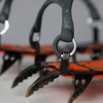 Für anspruchsvollere Hochtouren bietet sich das Sarken an - entweder mit Körbchen vorne (flexibler was die Schuhe angeht) oder mit Bügel (schneller zum Anziehen, besserer Halt)