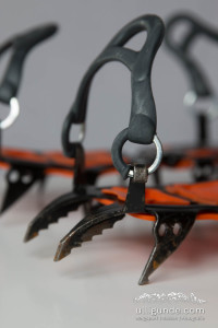 Für anspruchsvollere Hochtouren bietet sich das Sarken an - entweder mit Körbchen vorne (flexibler was die Schuhe angeht) oder mit Bügel (schneller zum Anziehen, besserer Halt)