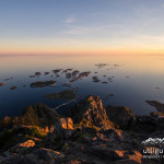 Henningsvaer von oben im Sonnenuntergang. Fotografiert vom Festvagtinden, einer schönen Wanderung auf den Lofoten.