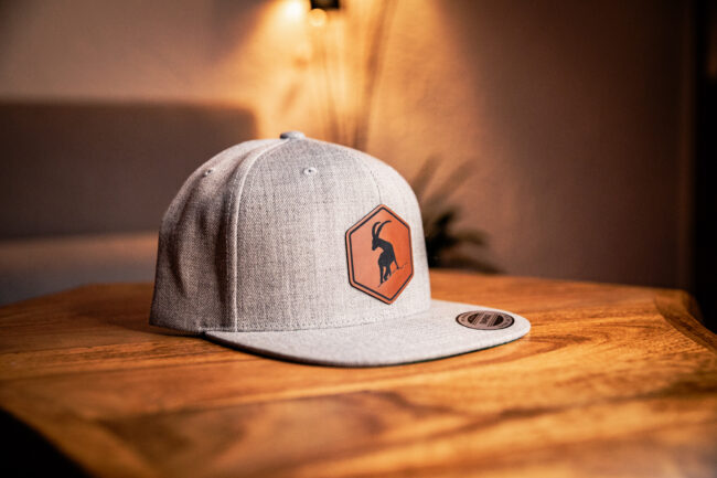 Snapback Cap "Steinbock" (hellgrau)